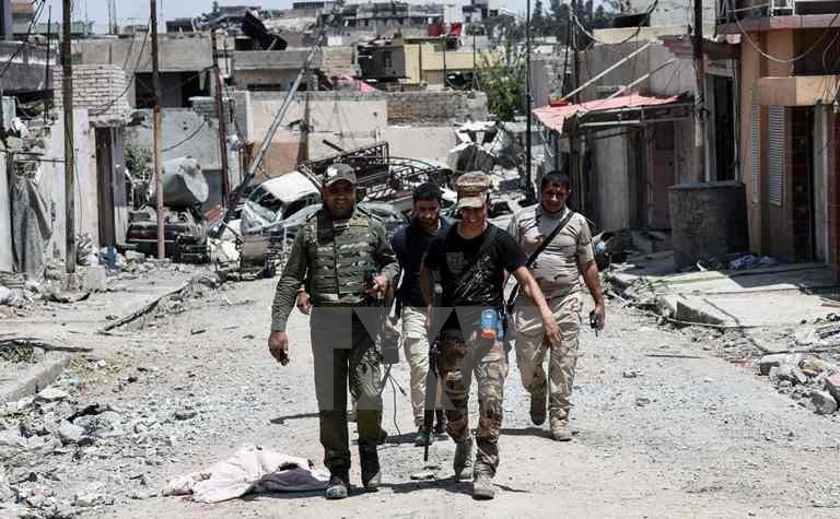 Lực lượng Iraq tại quận Al-Shifa, phía tây Mosul ngày 17/6. (Nguồn: AFP/TTXVN)