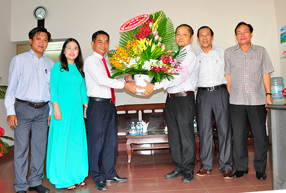 Đồng chí Thái Bảo, Trưởng ban Tuyên giáo Tỉnh ủy tặng hoa chúc mừng Báo Đồng Nai. Ảnh: V.Chính