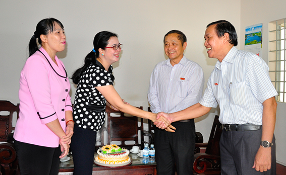 Đồng chí Lê Thị Ngọc Loan, Chủ tịch Hội Liên hiệp phụ nữ tỉnh chúc mừng Báo Đồng Nai.