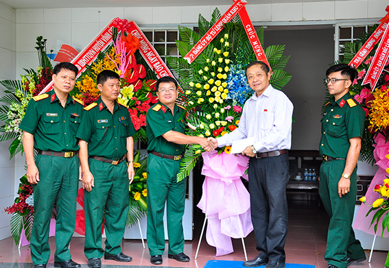 Đại diện Bộ Chỉ huy quân sự tỉnh chúc mừng Báo Đồng Nai. 