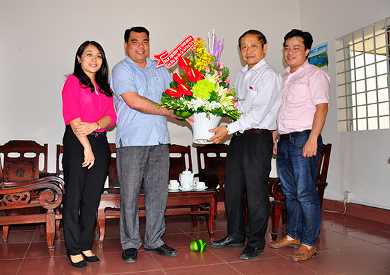 Anh Nguyễn Cao Cường, Bí thư Tỉnh Đoàn Đồng Nai tặng hoa chúc mừng Báo Đồng Nai.