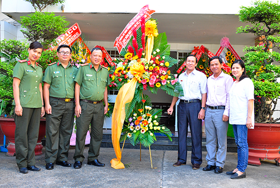Đại diện Phòng an ninh chính trị (Công an tỉnh) tặng lẵng hoa chúc mừng Báo Đồng Nai.