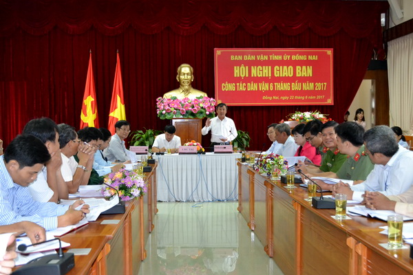 Đồng chí Hồ Thanh Sơn, trao đổi một số vấn đề tại hội nghị. 