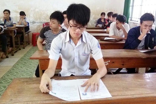 Thí sinh hồi hộp trước khi làm bài thi tổ hợp