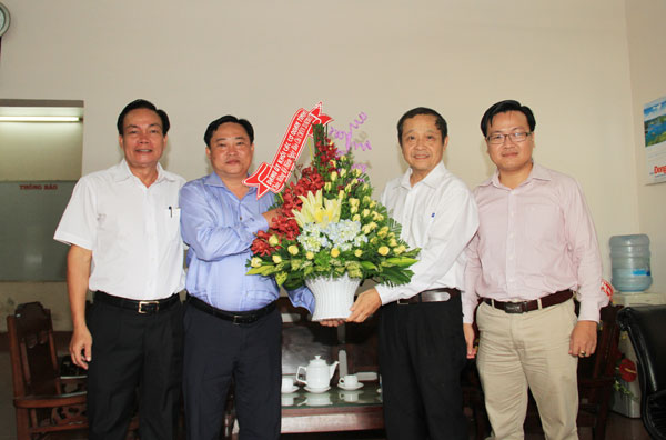 Bí thư Đảng ủy Khối các cơ quan tỉnh Nguyễn Hữu Định tặng hoa chúc mừng Báo Đồng Nai