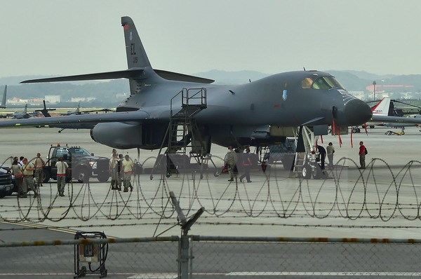 Máy bay ném bom chiến lược B-1B của Mỹ tại căn cứ không quân Osan ở Pyeongtaek, Hàn Quốc ngày 23/9/2016. (Nguồn: AFP/TTXVN)