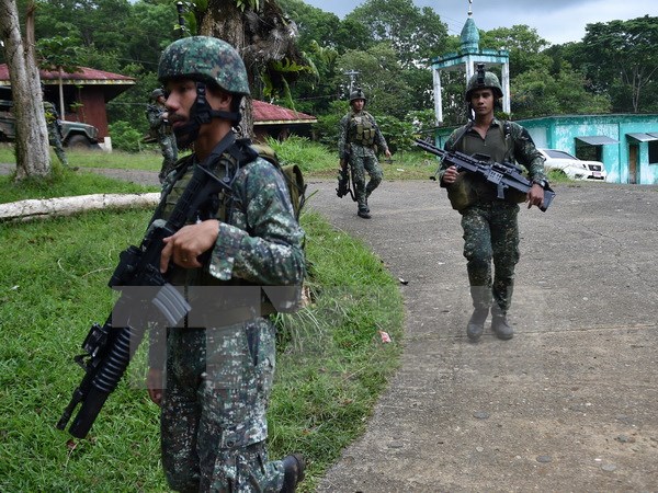 Binh sỹ Philippines tuần tra tại Marawi, Mindanao trong chiến dịch chống phiến quân Hồi giáo ngày 18/6. (Nguồn: AFP/TTXVN)
