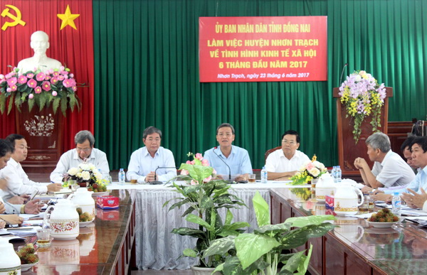 Chủ tịch UBND tỉnh Đinh Quốc Thái và Phó chủ tịch UBND tỉnh Nguyễn Quốc Hùng chủ trì buổi làm việc tại huyện Nhơn Trạch.
