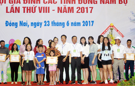 Đại diện Ban tổ chức Ngày hội trao giải nhất toàn đoàn cho đơn vị tỉnh Tây Ninh.