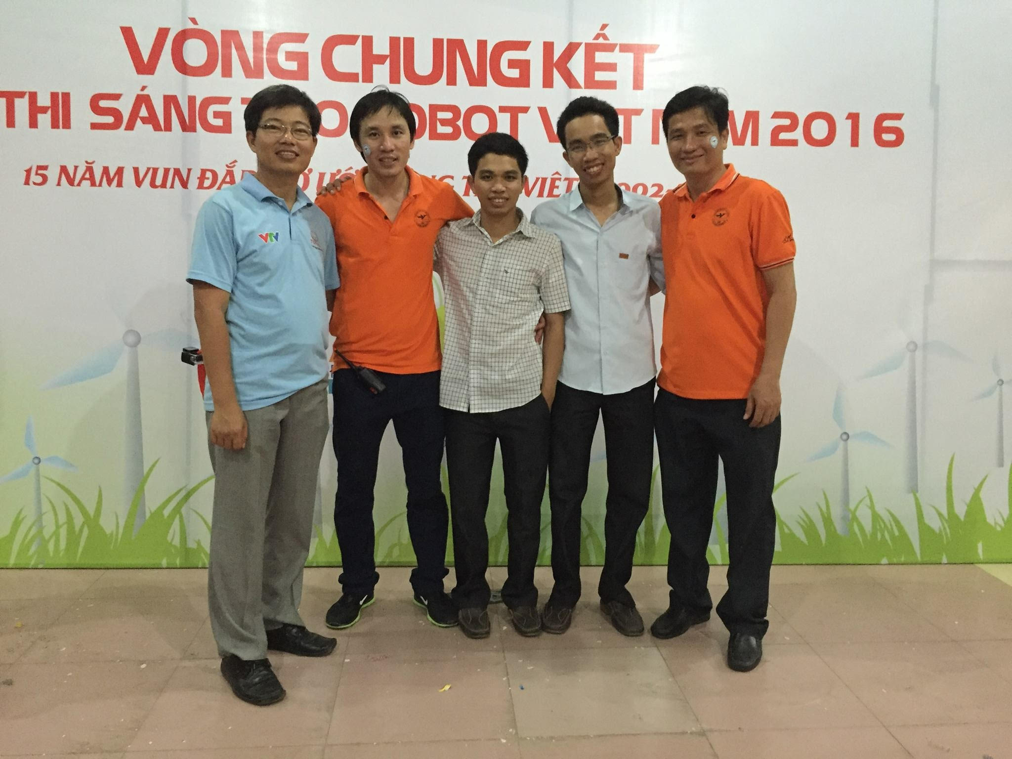 Anh em Lê Thanh Hiền và Lê Thanh Lành (đứng hàng hai và ba, từ phải qua trái) tham dự cuộc thi sáng tạo robot Việt Nam năm 2016