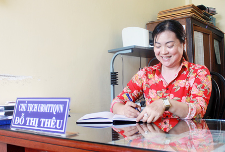 Chủ tịch Ủy ban MTTQ xã Long Phước Đỗ Thị Thêu làm việc tại cơ quan.