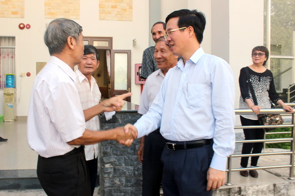Đồng chí Võ Văn Thưởng, Ủy viên Bộ Chính trị, Bí thư Trung ương Đảng, Trưởng Ban Tuyên giáo Trung ương gặp gỡ cử tri huyện Nhơn Trạch trước cuộc họp. 