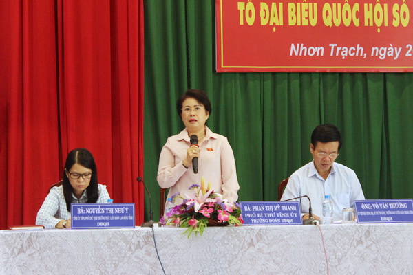 Đồng chí Phan Thị Mỹ Thanh, Phó bí thư Tỉnh ủy, Trưởng đoàn đại biểu Quốc hội tỉnh phát biểu tại buổi tiếp xúc cử tri.