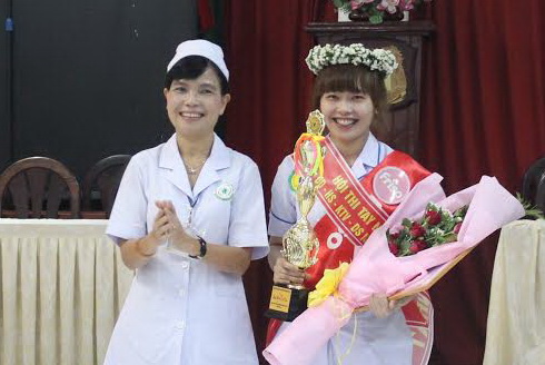 Giám đốc Bệnh viện nhi đồng Đồng Nai Nguyễn Lê Đa Hà trao giải nhất cho thí sinh Trần Thị Kiều Anh
