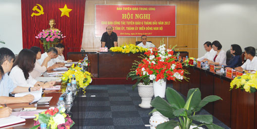 Đồng chí Võ Văn Phuông, Ủy viên Trung ương Đảng, Phó Trưởng Ban Tuyên giáo Trung ương phát biểu chỉ đạo tại hội nghị