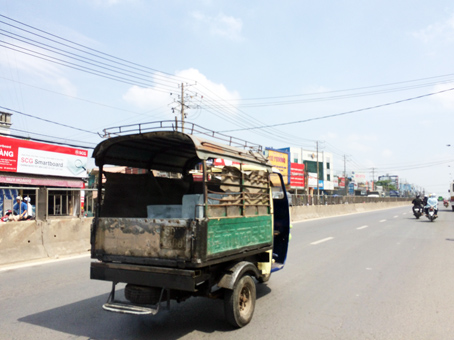 Xe không đảm bảo điều kiện kỹ thuật lưu thông trên quốc lộ 1, đoạn qua phường Tân Biên (TP.Biên Hòa).