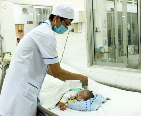 Bé N. đang được chăm sóc tại Khoa Hồi sức tích cực - chống độc Bệnh viện nhi đồng Đồng Nai.