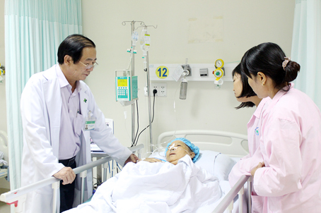 Bác sĩ Lê Đình Hùng (trái), Phó giám đốc Bệnh viện quốc tế Hoàn Mỹ Đồng Nai, tái khám cho một bệnh nhân sau khi mổ khối u.  Ảnh: A.An