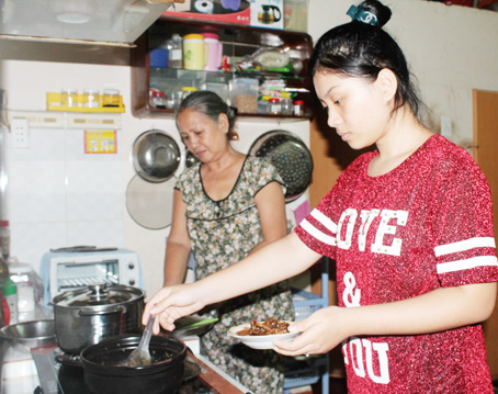 Em Nguyễn Kim Khánh (phường Long Bình Tân, TP.Biên Hòa) cùng bà ngoại chuẩn bị bữa cơm chiều trước khi mẹ đi làm về.