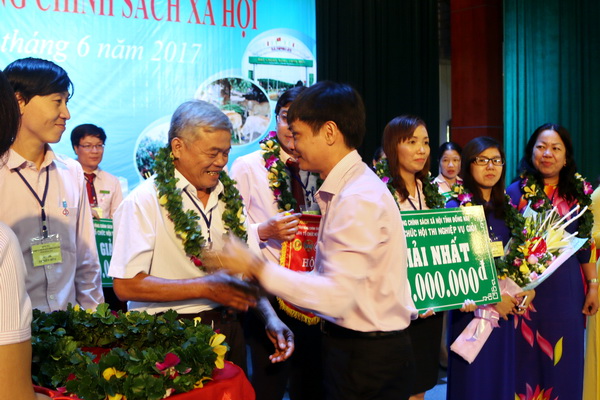 Ông Nguyễn Mạnh Tú – Phó Tổng Giám đốc Ngân hàng chính sách xã hội trao giải nhất cho Đội TP. Biên Hòa
