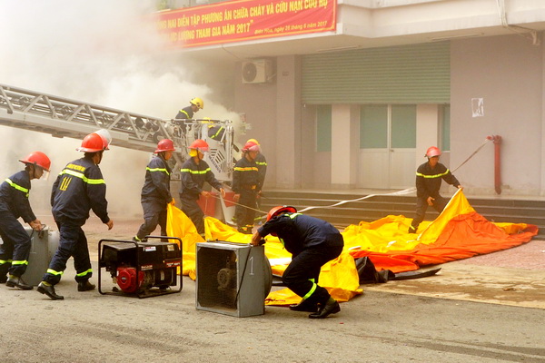 Lực lượng cứu nạn cứu hộ chuẩn bị nệm hơi để người mắc kẹt nhảy xuống thoát hiểm 