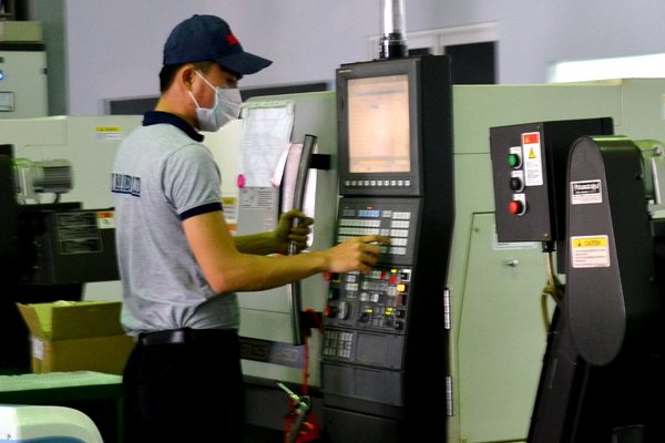 Công nhân đang sản xuất đế của van khoá dầu tại Công ty Kaneco, một doanh nghiệp hoạt động trong lĩnh vực công nghiệp hỗ trợ của Nhật Bản tại KCN Nhơn Trạch 3 - K.Giới