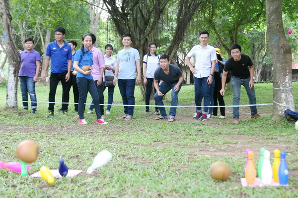 Thanh niên tham gia vào trò chơi bowling dừa. 