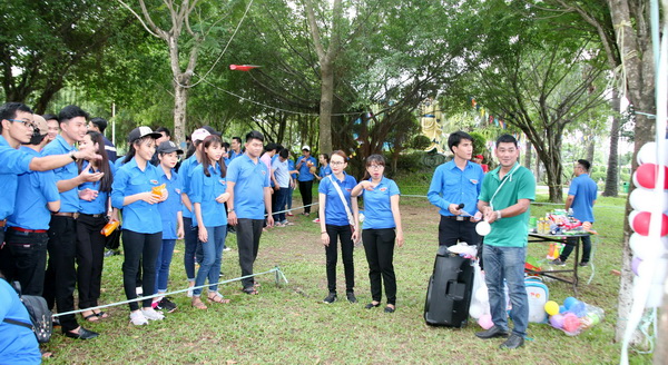 Thanh niên tham gia vào trò chơi phóng phi tiêu.