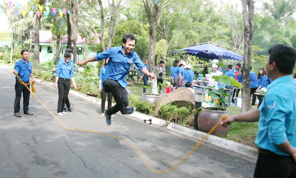 Thanh niên tham gia vào trò chơi nhảy dây.