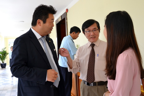 Nhà đầu tư Nhật Bản trao đổi với Phó Ban Quản lý các Khu công nghiệp Đồng Nai Mai Văn Nhơn (giữa) bên lề hội nghị