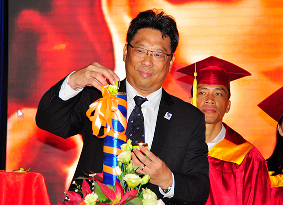 Hiệu trưởng Trường cao đẳng công nghệ và quản trị Sonadezi Lưu Phước Dũng  thực hiện nghi thức tiếp lửa truyền thống. 