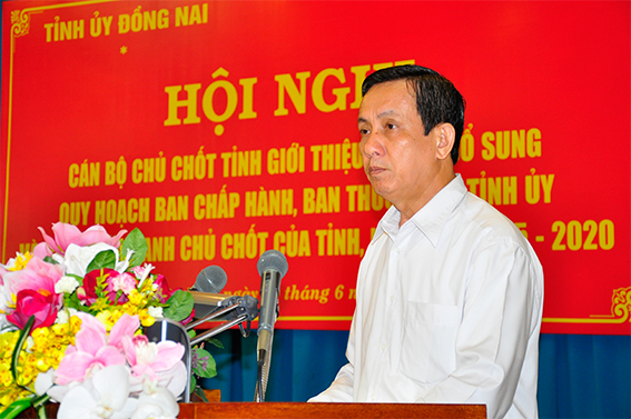 Đồng chí Phạm Văn Ru, Ủy viên Ban Thường vụ Tỉnh ủy, Trưởng ban tổ chức Tỉnh ủy tờ trình về phương án bổ sung quy hoạch. 