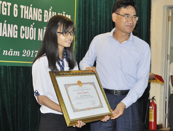 Phó chủ tịch UBND tỉnh Trần Văn Vĩnh trao bằng khen của UBND  tỉnh cho học sinh đạt giải cao trong cuộc thi Giao thông học đường năm học  2016-2017.