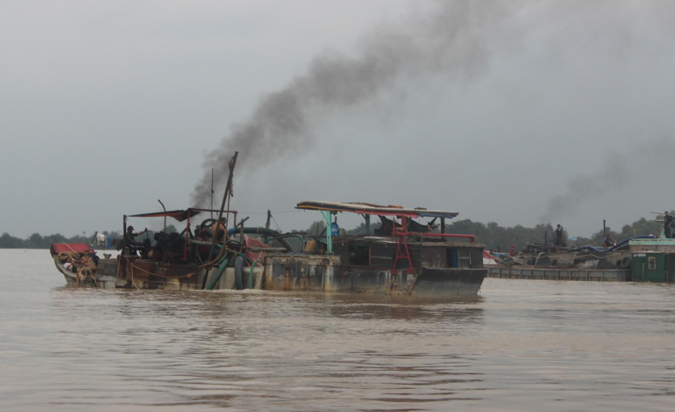Tình trạng khai thác cát trái phép trên sông Đồng Nai đoạn qua địa bàn huyện Nhơn Trạch đã diễn ra từ nhiều năm nay