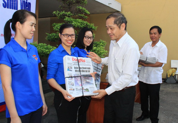 ổng biên tập Báo Đồng Nai Trần Huy Thanh trao báo cho đoàn viên thanh niên tặng cho thanh niên công nhân và sinh viên