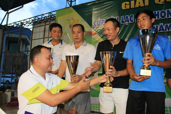 Ban tổ chức trao cúp cho đôi giành hạng nhất nội dung đôi nam 1.375 điểm.