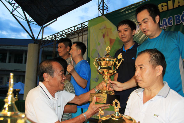 Ban tổ chức trao cúp cho đội giành hạng nhất nội dung team 3.