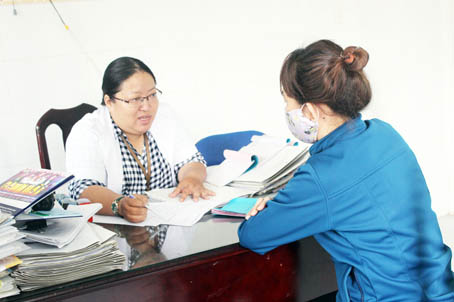 Bác sĩ Nguyễn Thị Hồng Hằng, Trung tâm phòng chống HIV/AIDS Đồng Nai, khám bệnh điều trị ARV cho một bệnh nhân. Ảnh: Đ.Ngọc