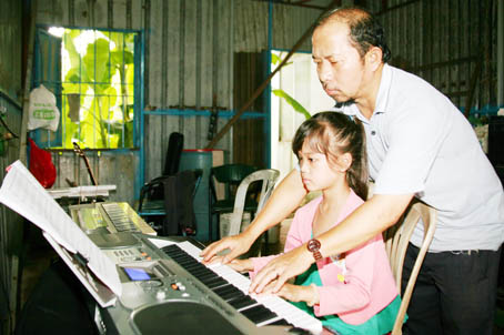 Em Sú Ngọc Vân (9 tuổi, ngụ ấp Tân Hoa, xã Bàu Hàm, huyện Trảng Bom) học đánh đàn organ.Ảnh: V.TRUYÊN