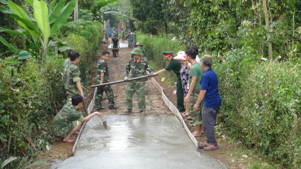 Bộ đội giúp dân làm đường tại xã Đông Hòa (huyện Trảng bom)
