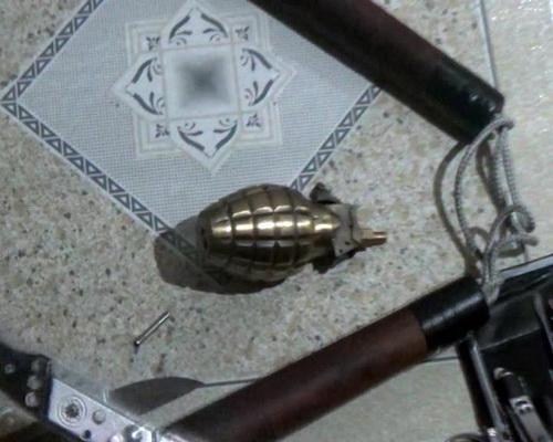 hung khí “nóng”: dao, mã tấu và một vật nghi lựu đạn.