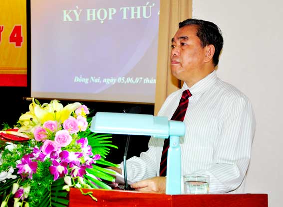 Chủ tịch Ủy ban MTTQ Việt Nam tỉnh Huỳnh Văn Tới phát biểu tại kỳ họp.