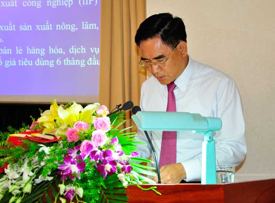Đồng chí Trần Văn Vĩnh, Phó chủ tịch UBND tỉnh đã báo cáo sự chỉ đạo, điều hành và kết quả thực hiện nhiệm vụ kinh tế - xã hội 6 tháng đầu năm 2017.