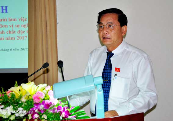 Ông Nguyễn Văn Thuộc, Giám đốc Sở Nội vụ trình bày các tờ trình liên quan đến các chế độ, chính sách đối với cán bộ, công chức, cán bộ không chuyên trách.
