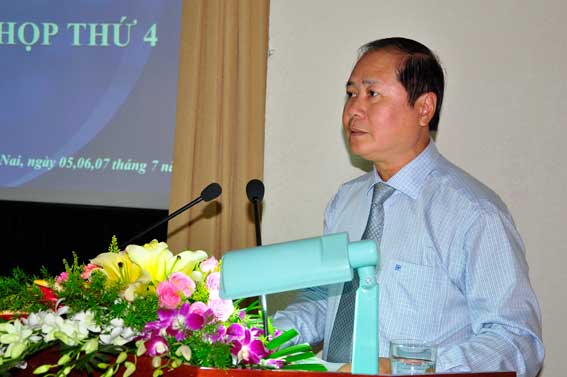 Ông Huỳnh Minh Hoàn, Giám đốc Sở Y tế trình bày tờ trình về giá dịch vụ khám chữa chữa bệnh.