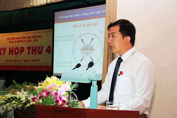 Ông Lai Thế Thông, Trưởng ban Ban Ngân sách - kinh tế HĐND tỉnh trình bày các báo cáo về ngân sách tại kỳ họp