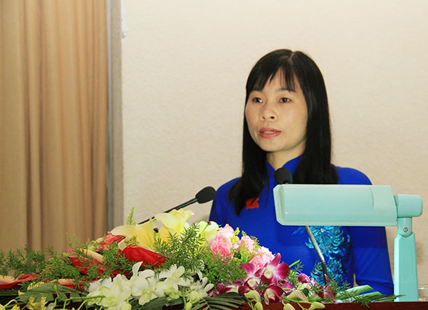 Bà Nguyễn Thị Thu Hiền, Trưởng ban Ban Văn hóa - xã hội trình bày báo cáo thẩm tra tại kỳ họp