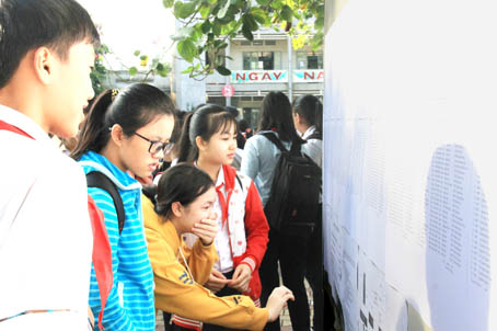 Thí sinh tham gia kỳ thi tuyển vào 10 năm học 2017-2018 tại Hội đồng thi Trường tiểu học Nguyễn Du