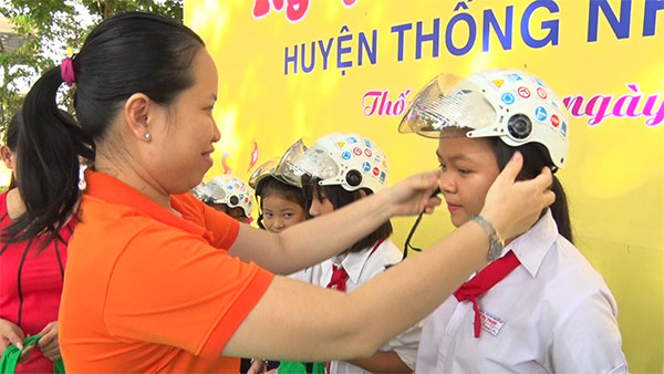 Nhà thiếu nhi tỉnh Đồng Nai-tặng nón bảo hiểm cho các em học sinh