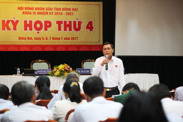 Bí thư Thành ủy, Tổ trưởng tổ đại biểu TP. Biên Hòa Nguyễn Văn Dành chủ trì phiên thảo luận tổ 1